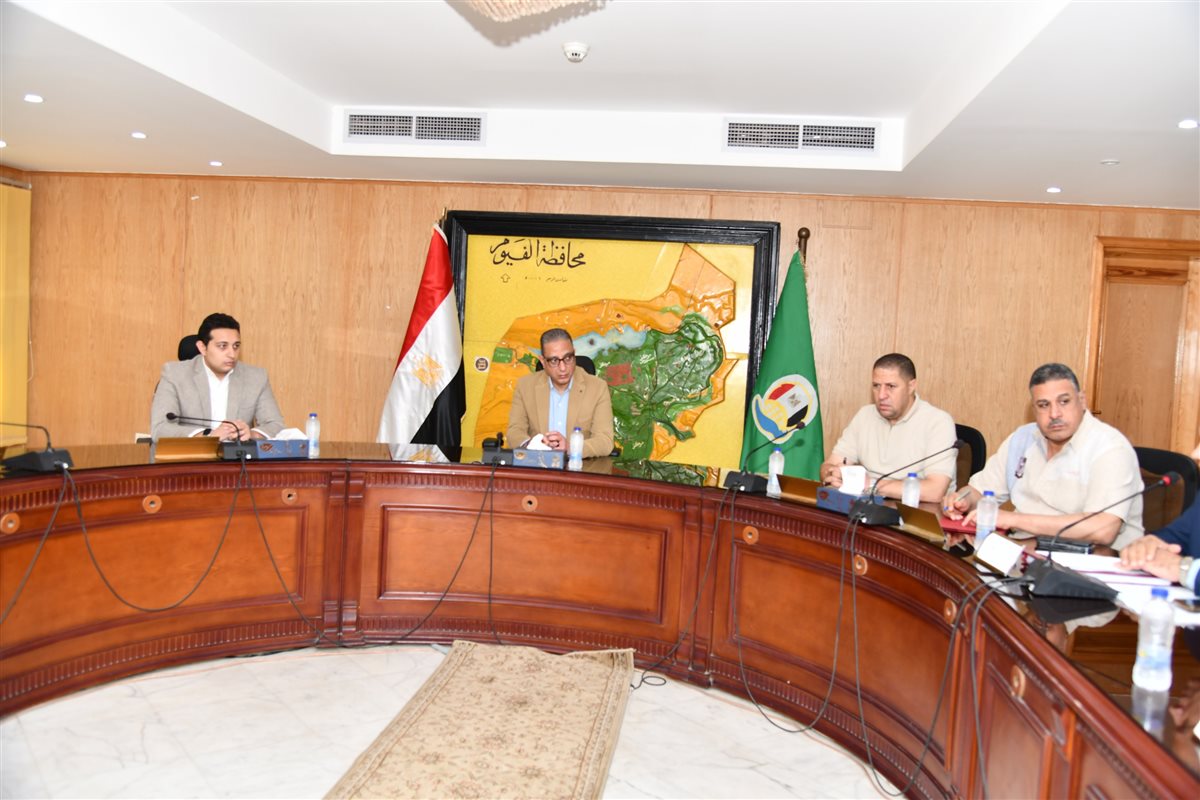 محافظ الفيوم أثناء اللقاء