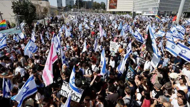<strong>مظاهرات حاشدة أمام منزل نتنياهو تطالب بوقف الحرب في غزة</strong>