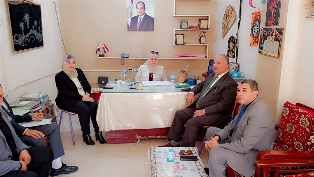 وكيل وزارة تعليم الفيوم أثناء استقبال رئيس الادارة المركزية بوزارة التعليم