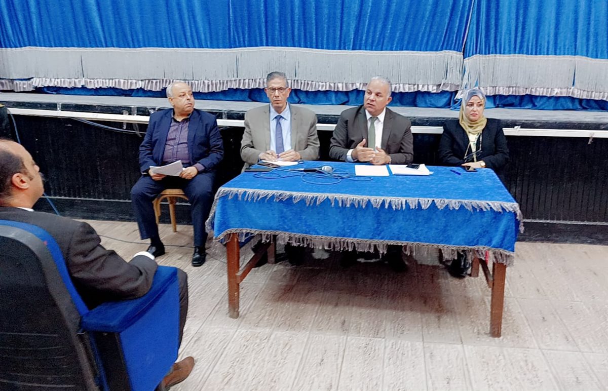 وكيل وزارة تعليم الفيوم اثناء الاجتماع