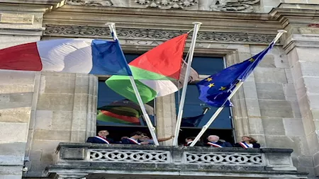 <strong>بلدية سان دوني بفرنسا ترفع العلم الفلسطيني&nbsp;</strong>