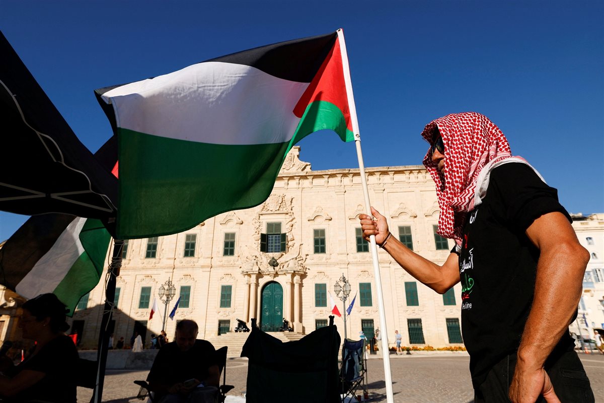 <strong>بلدية سان دوني بفرنسا ترفع العلم الفلسطيني&nbsp;</strong>