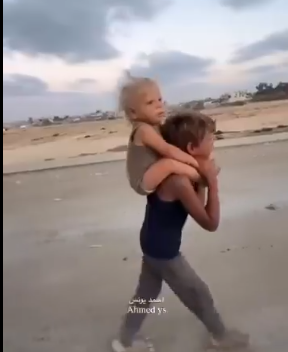 <strong>مصر تنقذ الطفل الذي حمل شقيقه وسط القصف بغزة</strong>
