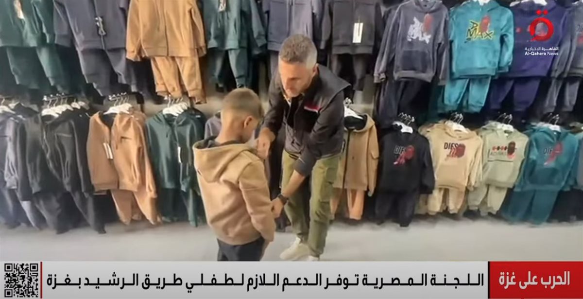<strong>مصر تنقذ الطفل الذي حمل شقيقه وسط القصف بغزة</strong>