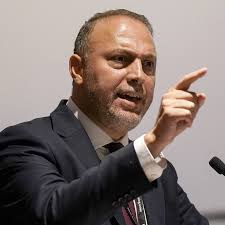 <strong>السفير الفلسطيني لدى بريطانيا حسام زملط</strong>