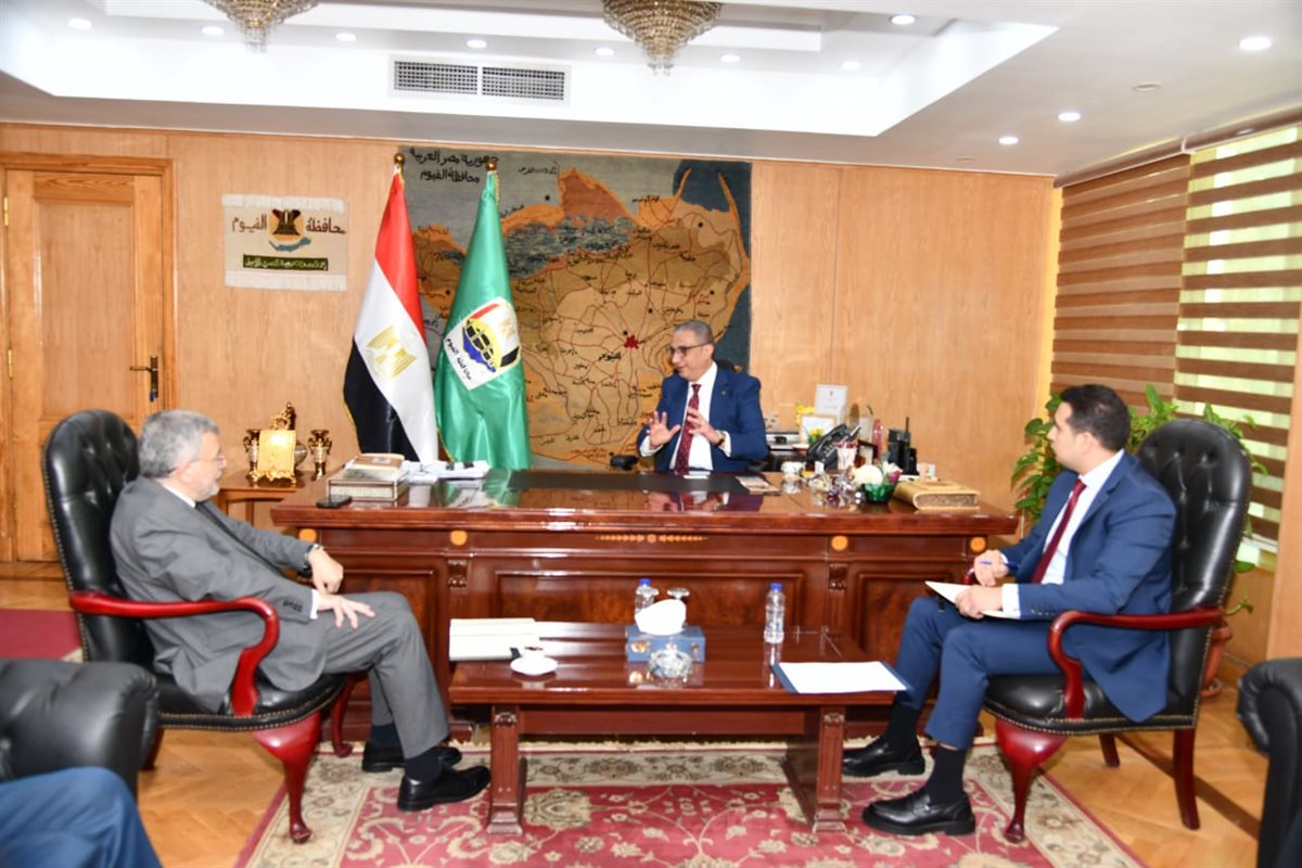 محافظ الفيوم أثناء اللقاء
