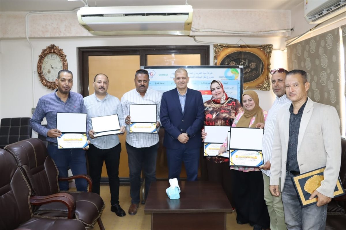 رئيس شركة مياه الشرب بالفيوم يكرم المتميزين بالشركة