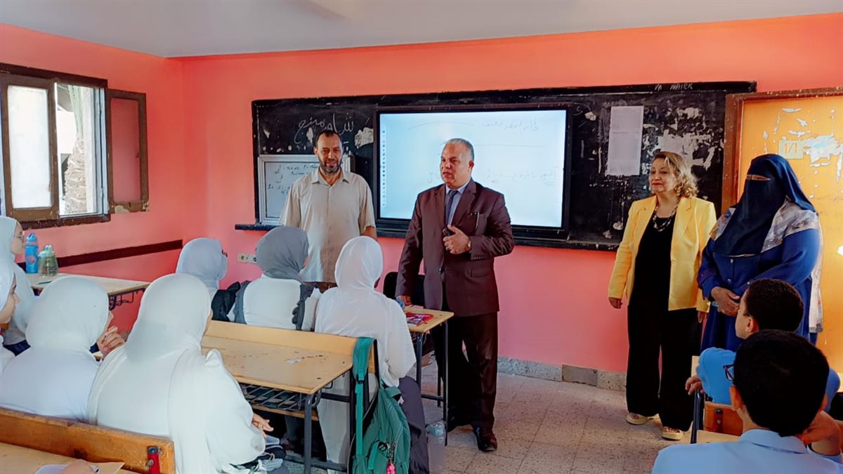 وكيل وزارة تعليم الفيوم أثناء الجولة