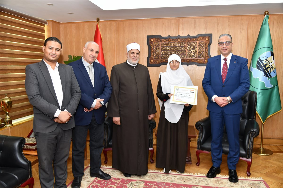 محافظ الفيوم يكرم طالبة متفوقة