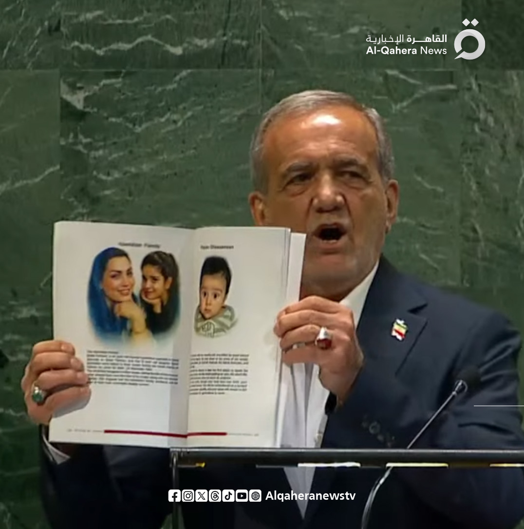 <strong>الرئيس الإيراني يعرض صور ضحايا العدوان الإسرائيلي&nbsp;</strong>