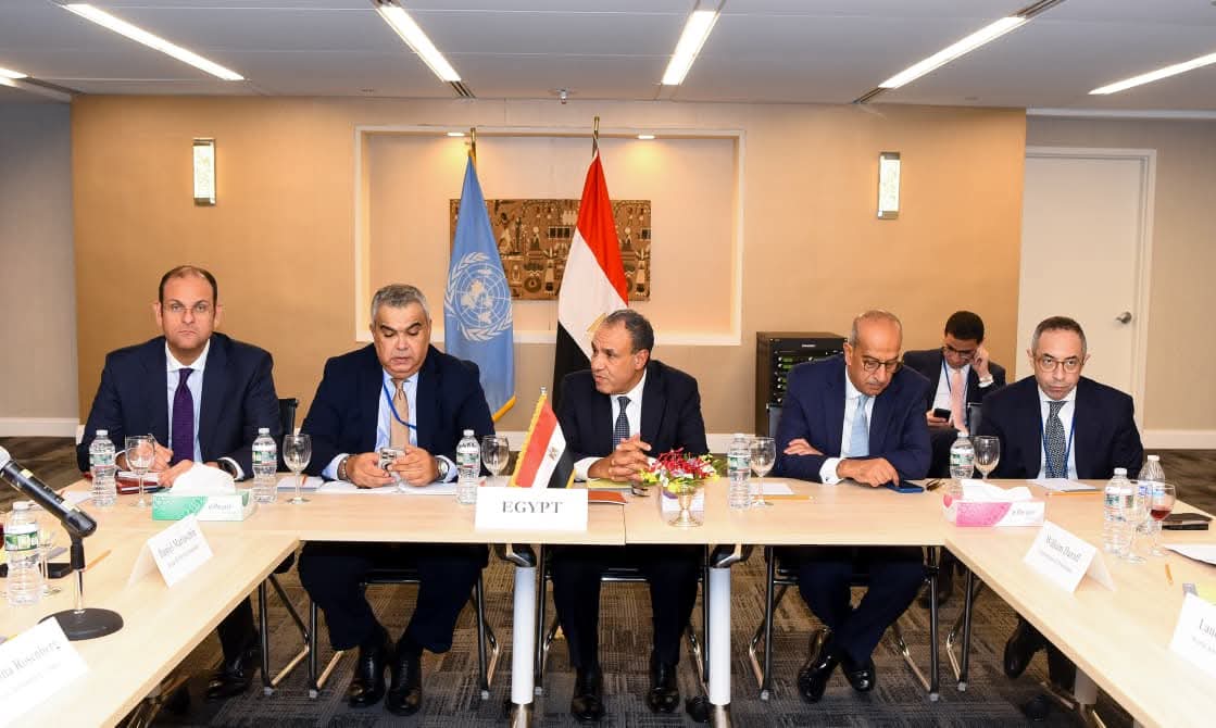 وزير الخارجية خلال الاجتماع