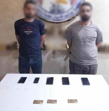 المتهمين وأمامهم المضبوطات&nbsp;