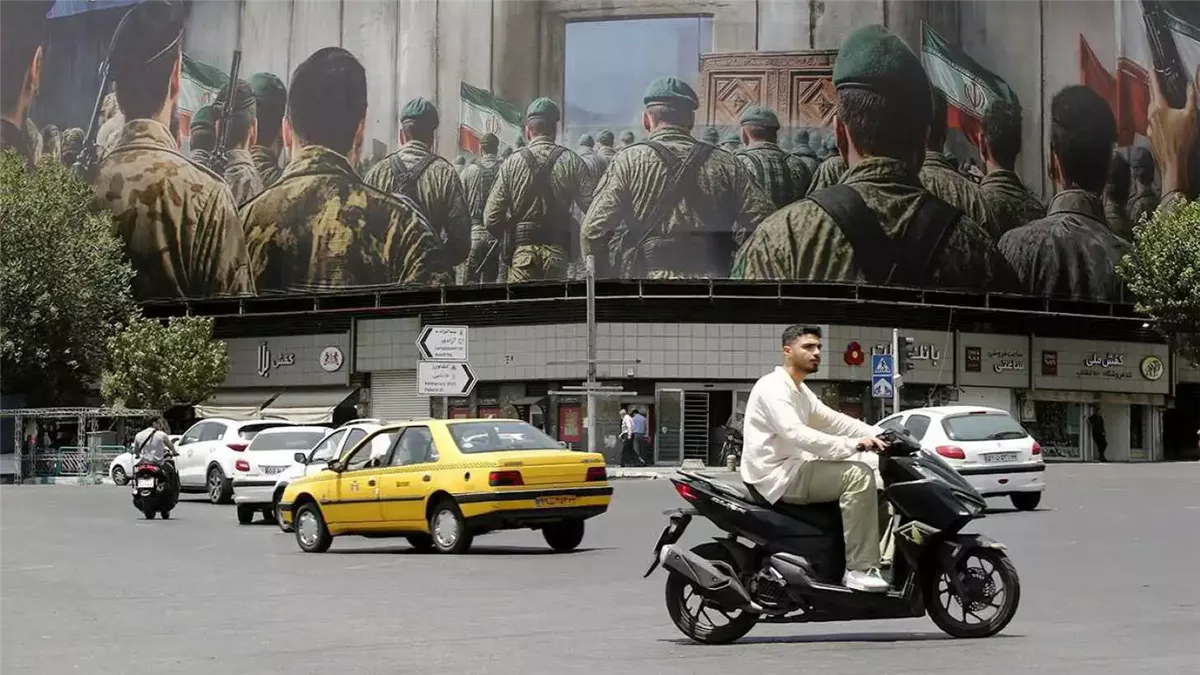 لافتة للحرس الثوري في شارع بطهران