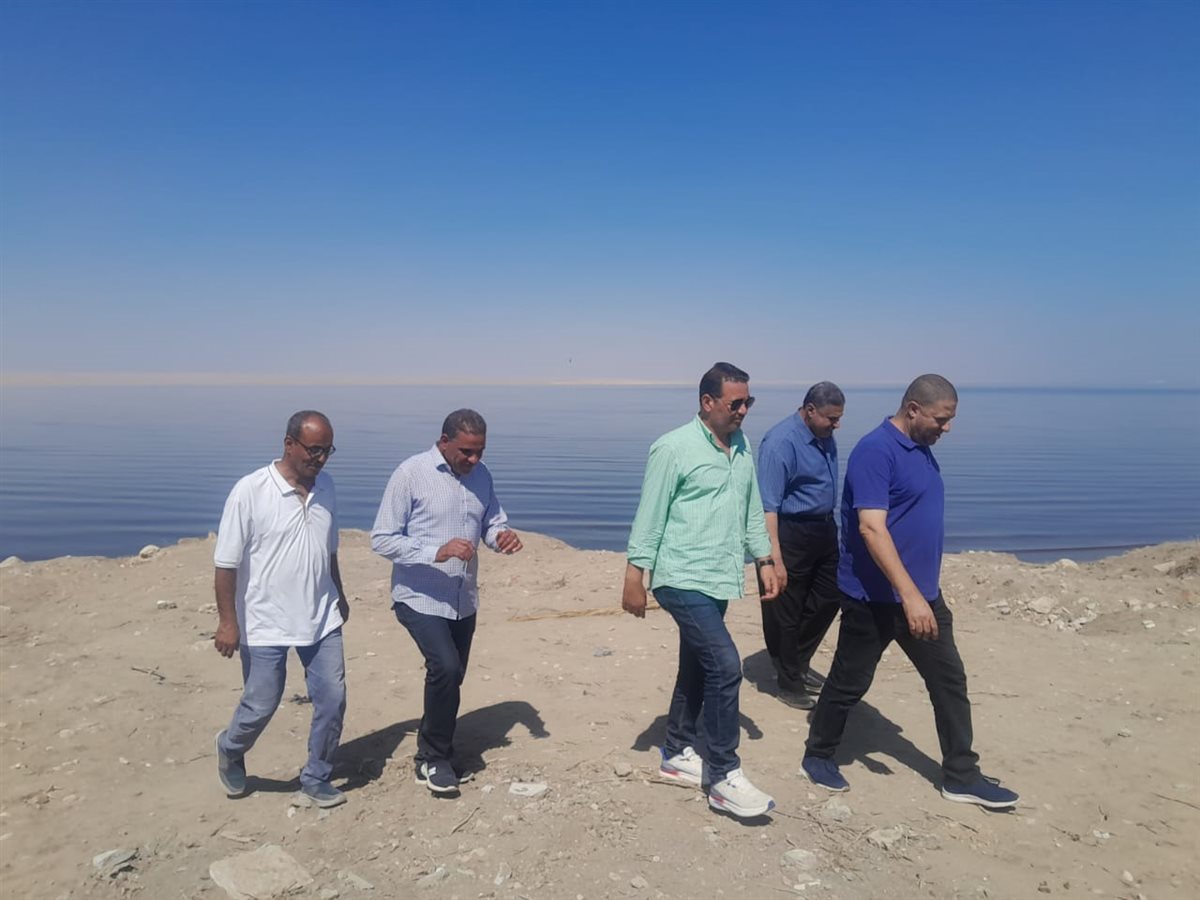 السكرتير العام والمساعد يتابعون الصيد على بحيرة قارون