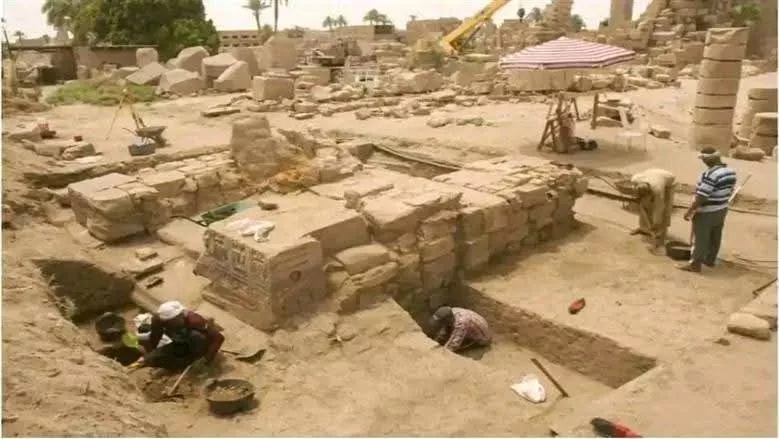 كشف جديد بالكرنك.. لوحة نادرة تعيد رسم تاريخ العصر اليوناني