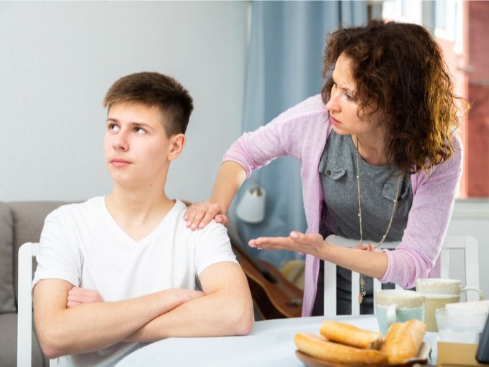 <strong>تعبيرية عن التعامل مع الإبن المراهق</strong>