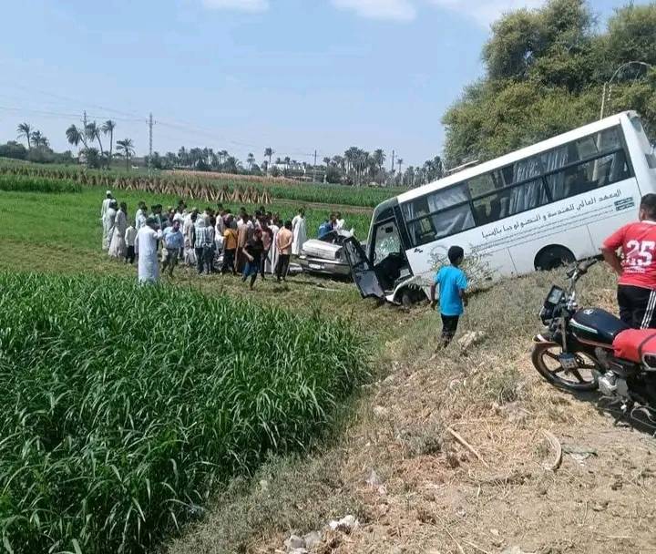 مصرع أسرة كاملة في حادث تصادم أثناء عودتهم من زيارة المقابر بالمنيا
