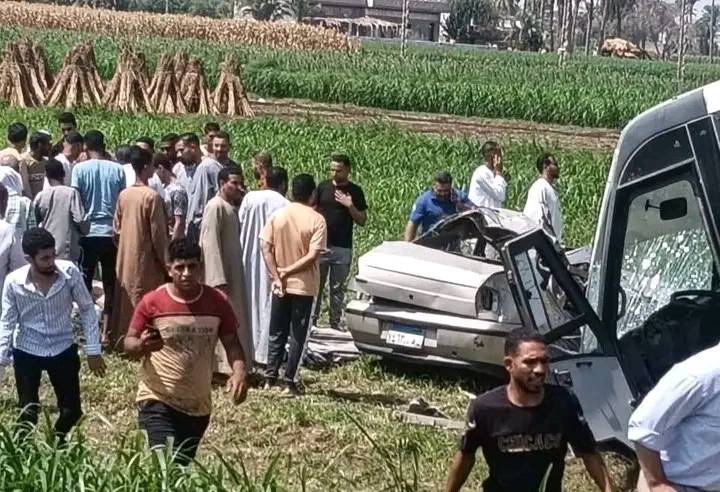 مصرع أسرة كاملة في حادث تصادم أثناء عودتهم من زيارة المقابر بالمنيا