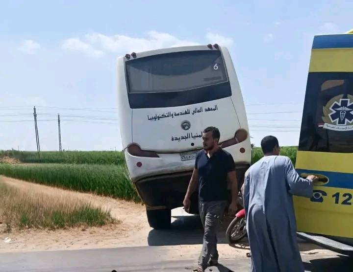 مصرع أسرة كاملة في حادث تصادم أثناء عودتهم من زيارة المقابر بالمنيا