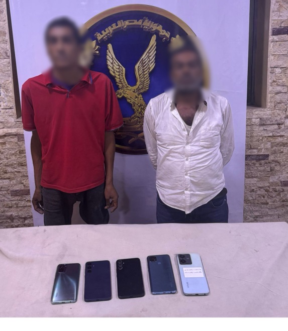 المتهمين أمامهم المضبوطات&nbsp;