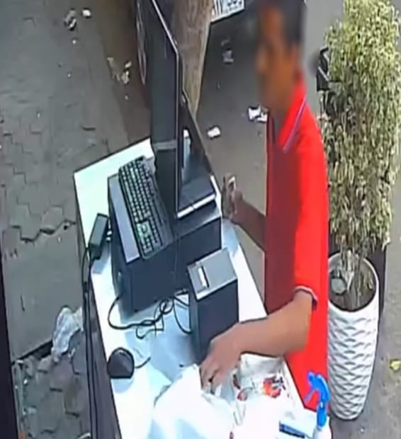 المتهم أثناء ارتكاب واقعة السرقة &nbsp;