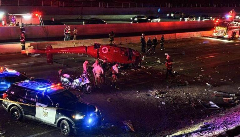 تحطم طائرة هليكوبتر فوق طريق سريع في كاليفورنيا