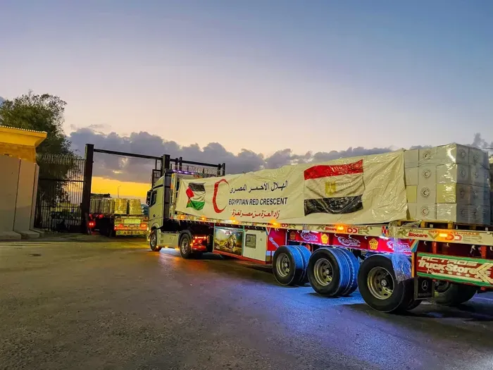 <i>جانب من شاحنات المساعدات الإنسانية المتجهة من مصر إلى قطاع غزة</i><br>&nbsp;
