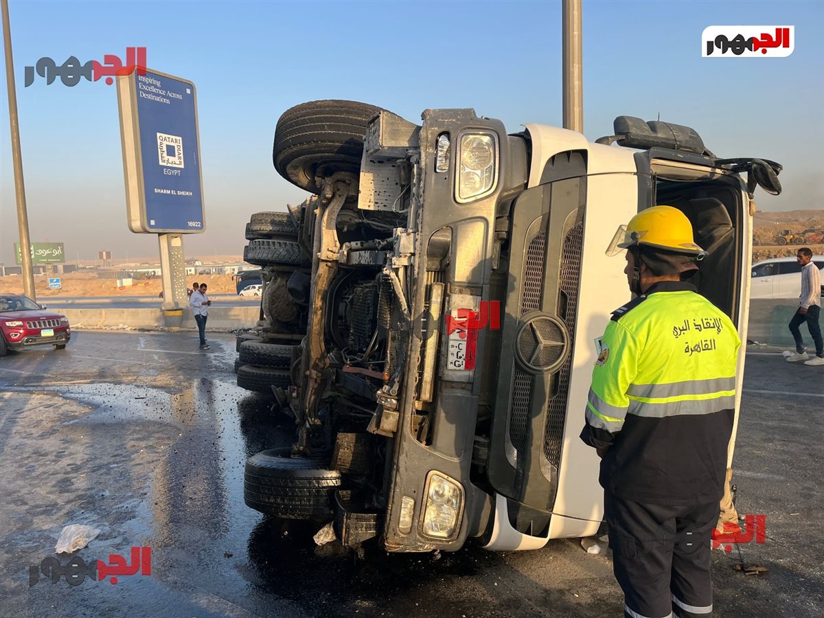 انقلاب سيارة نقل والاصطدام بأتوبيس مدرسة سان چون بالقاهرة الجديدة