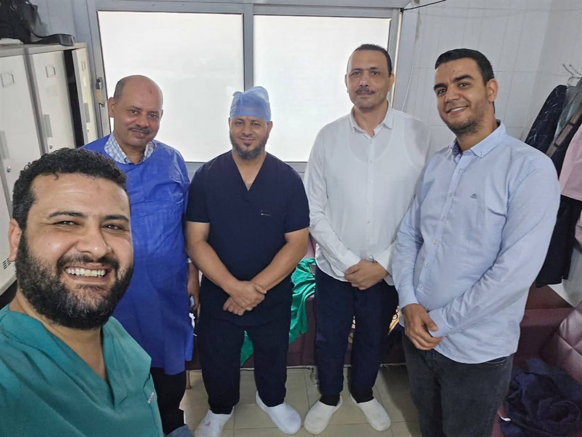فريق الجراحة الطبة من الاطباء