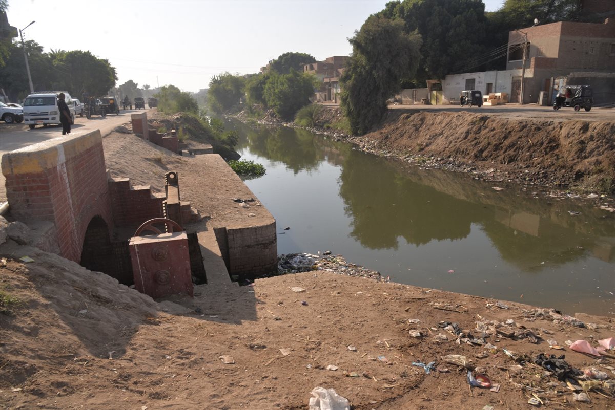 توجيه عاجل من محافظ أسيوط بعد حادث مصرف قناطر حواس