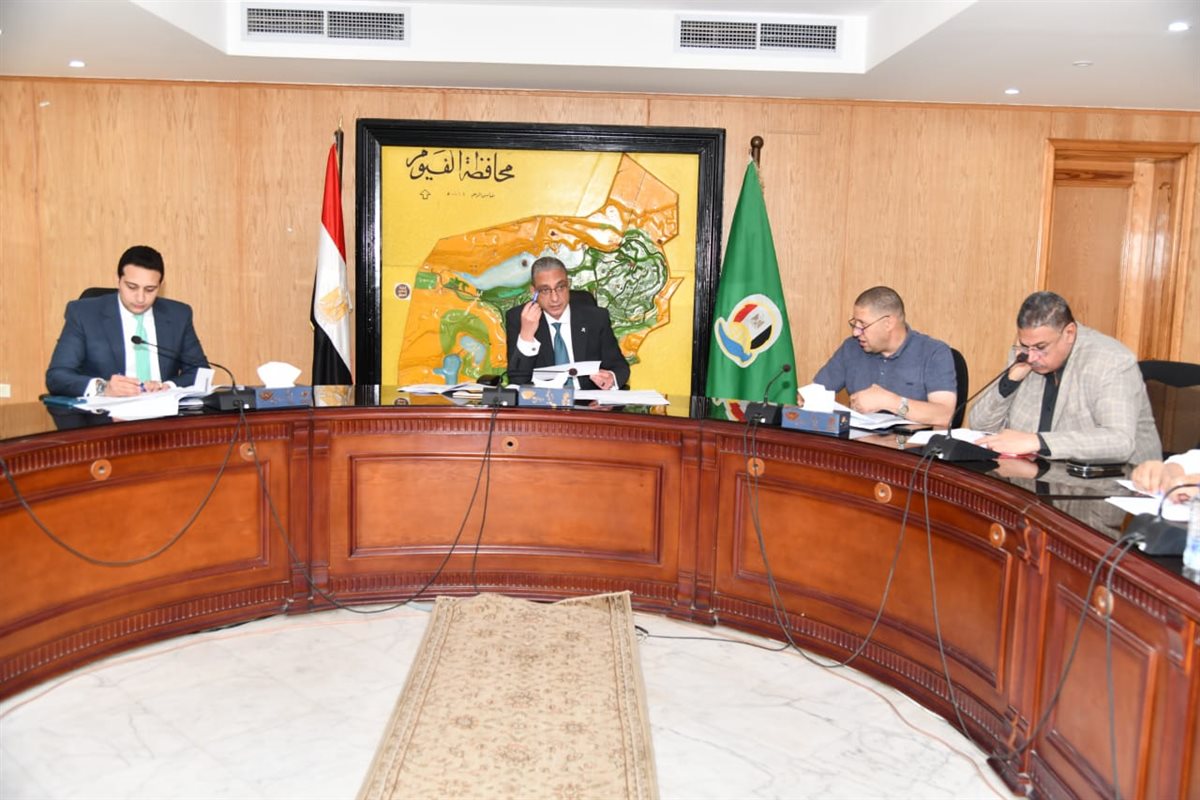 محافظ الفيوم أثناء الللقاء