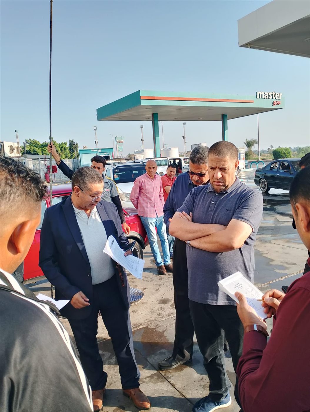سكرتير عام محافظو الفيوم وووكيل وزارة التموين اثناء الحملة