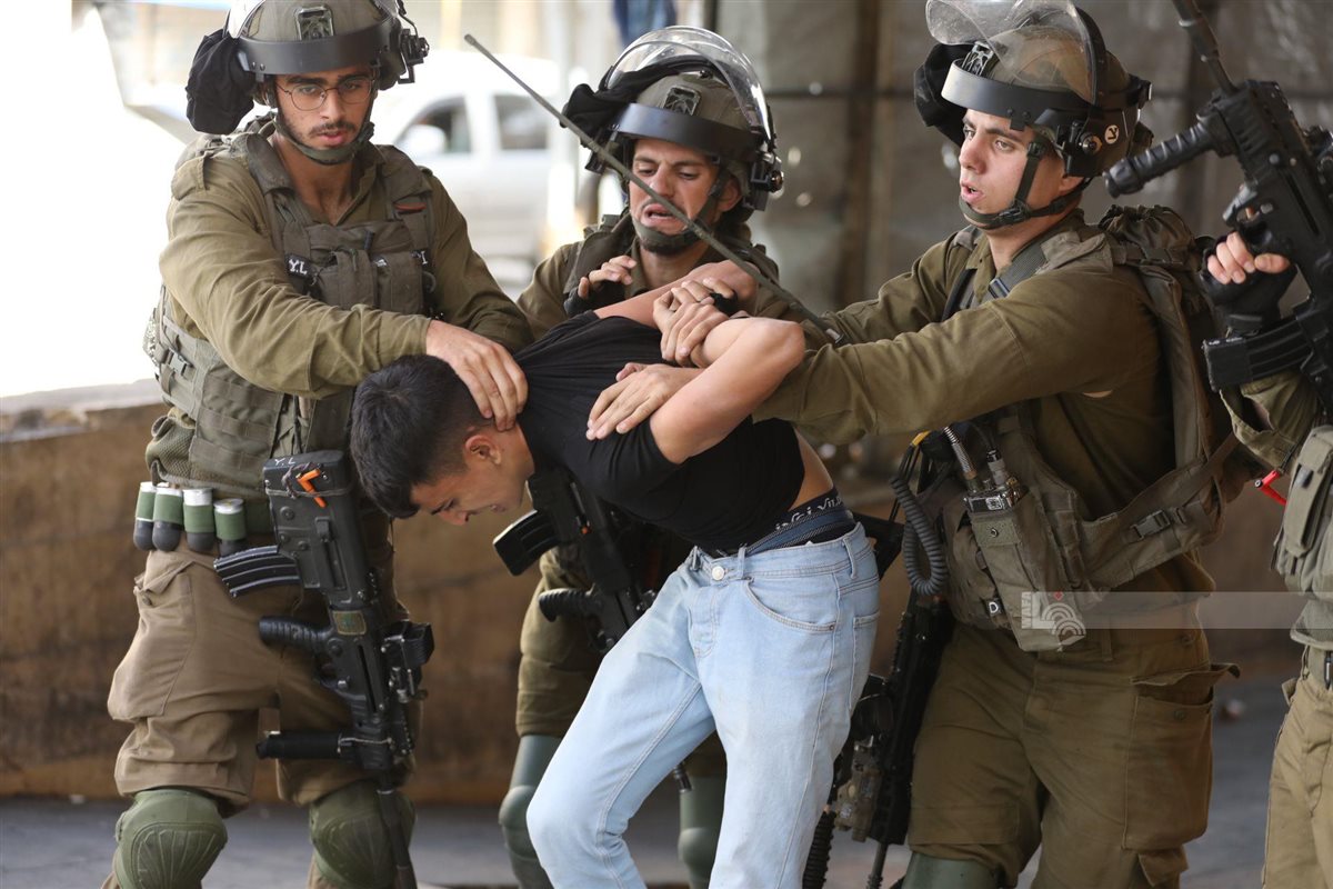<strong>اعتقال 6 فلسطينيين بينهم أسير محرر في الضفة الغربية</strong>