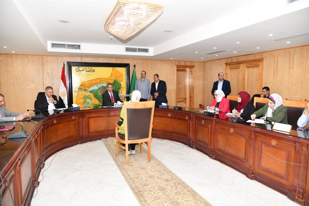 محافظ الفيوم أثناء اللقاء