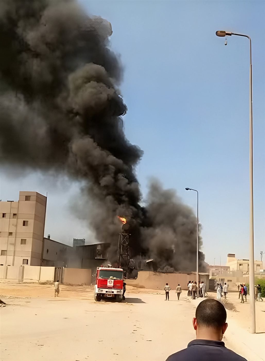 صور من حريق مصنع بمدينة السادات&nbsp;