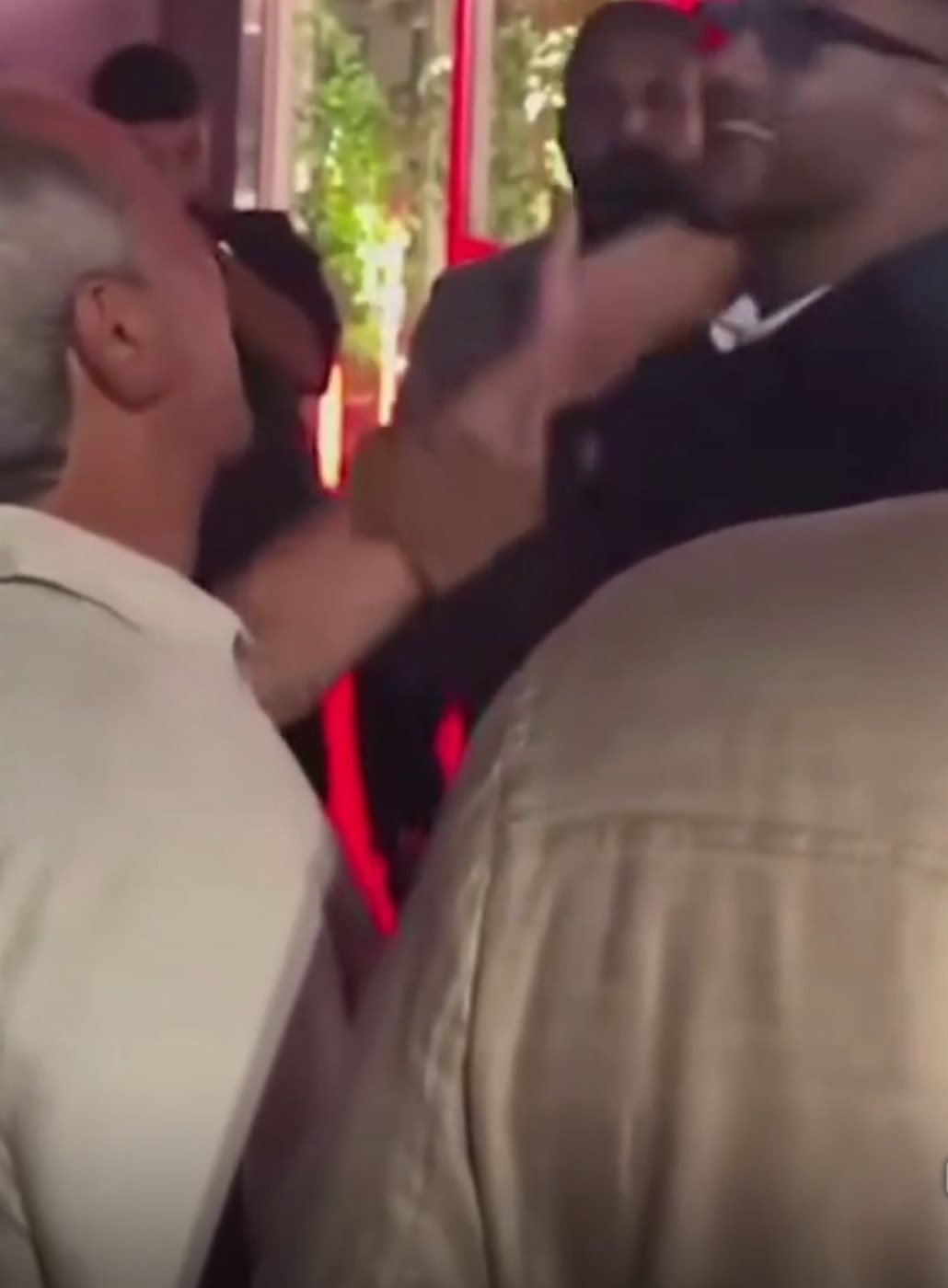 سميح ساويرس يضرب محمد رمضان في مهرجان الجونة.. إيه اللي حصل ؟