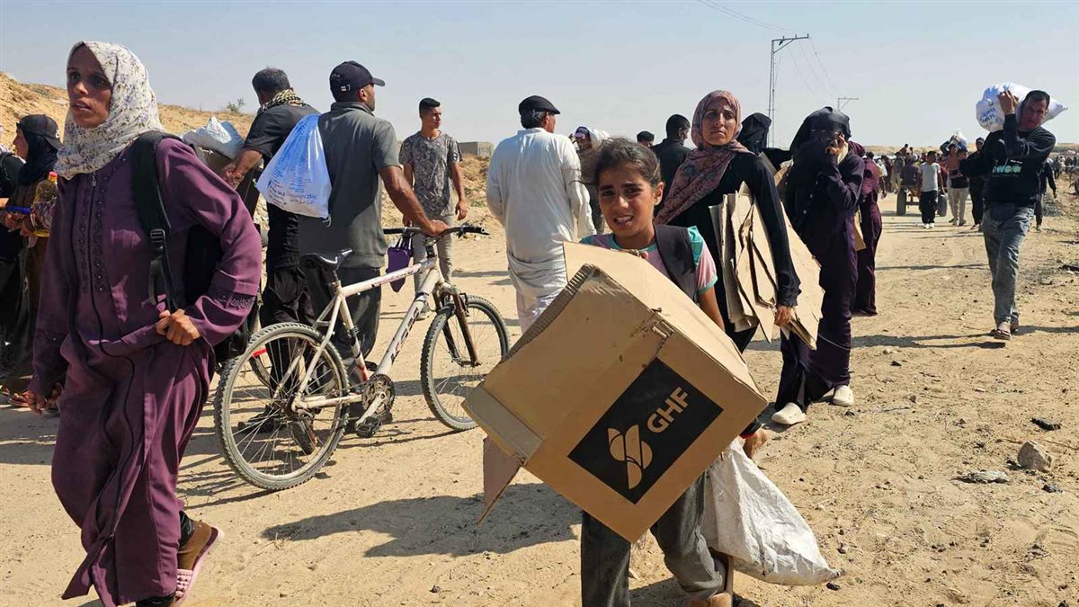 طفلة في غزة تحمل مساعدات من 