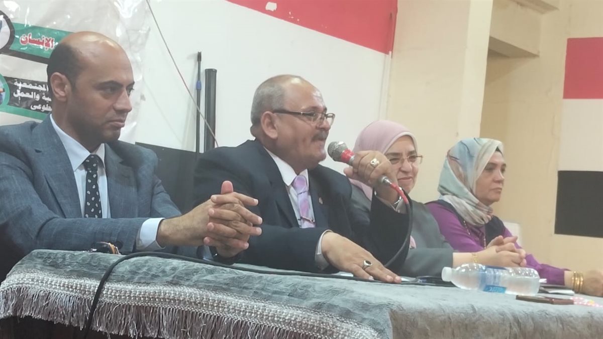 الضيوف اثناء الندوة