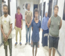 عدد من المتهمين و بصحبتهم أطفال&nbsp;