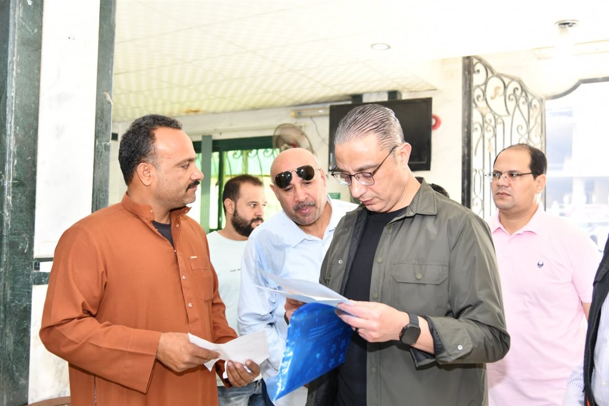 محافظ الفيوم &nbsp;يستمع لمطلب احد المواطنيين