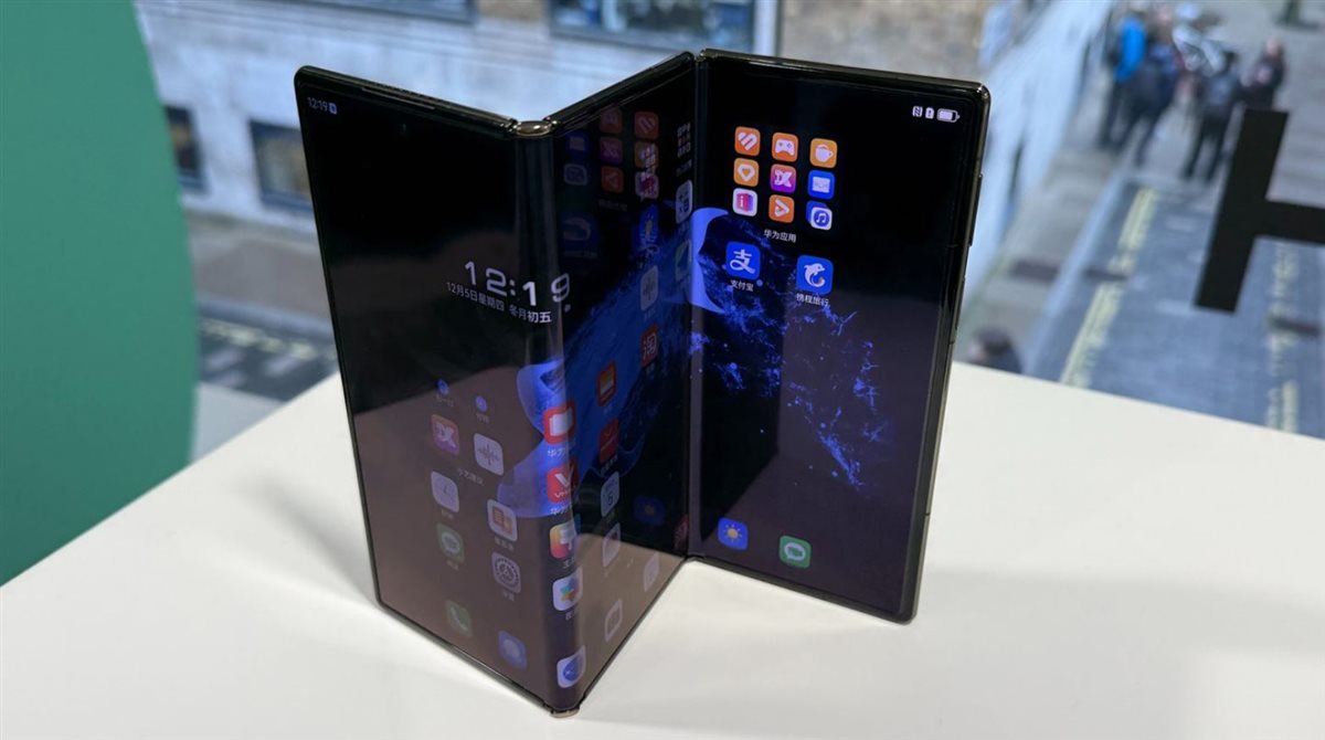 هاتف سامسونج Galaxy Z TriFold ثلاثي الطيات