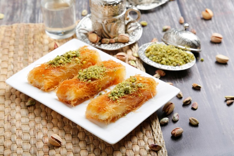 رولات الكنافة بالقشطة