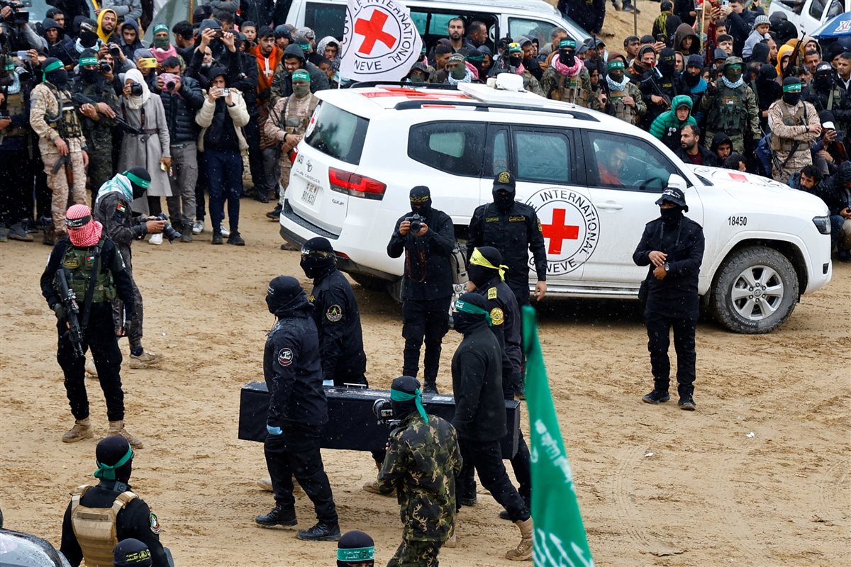 إسرائيل تستعيد جثتي رهينتين من غزة