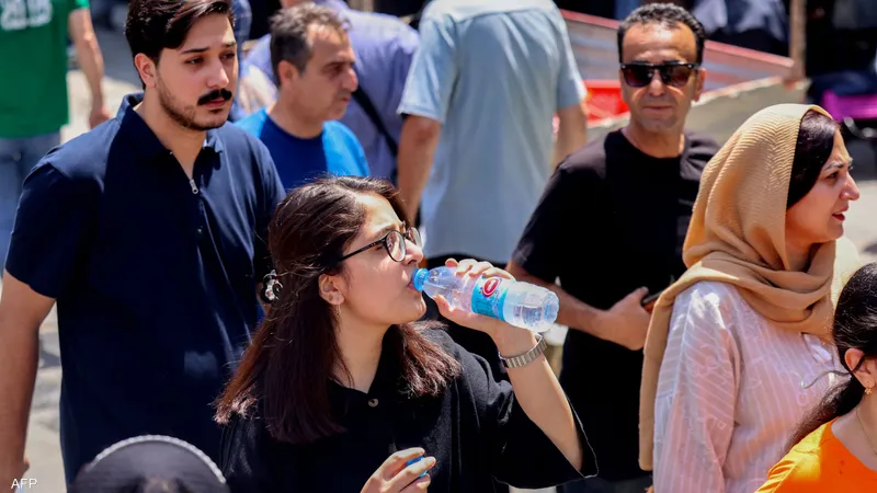 فتاة إيرانية تشرب الماء أثناء موجة حر في العاصمة طهران
