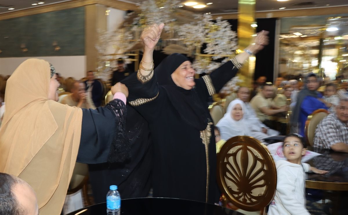 فرحة احد الفائزات&nbsp;