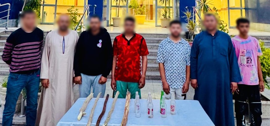 المتهمين و أمامهم المضبوطات&nbsp;