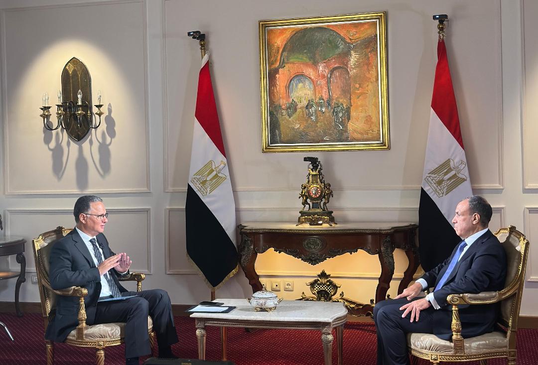 <strong>بدر عبدالعاطي وزير الخارجية مع الإعلامي شريف عامر</strong>