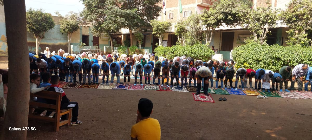 لقطات من صلاة الظهر داخل مدرسة بالمنوفية&nbsp;