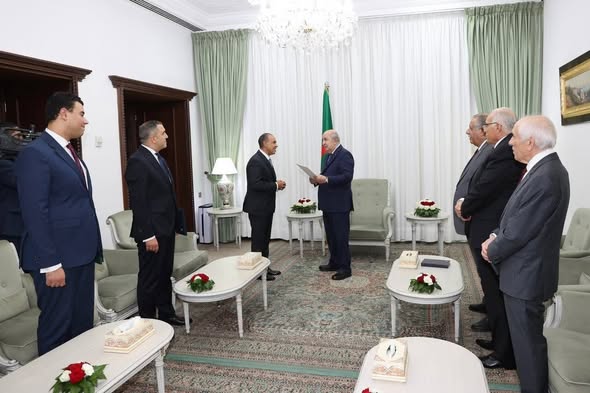 وزير الخارجية مع رئيس الجزائر