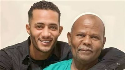 <strong>محمد رمضان ووالده الراحل</strong>